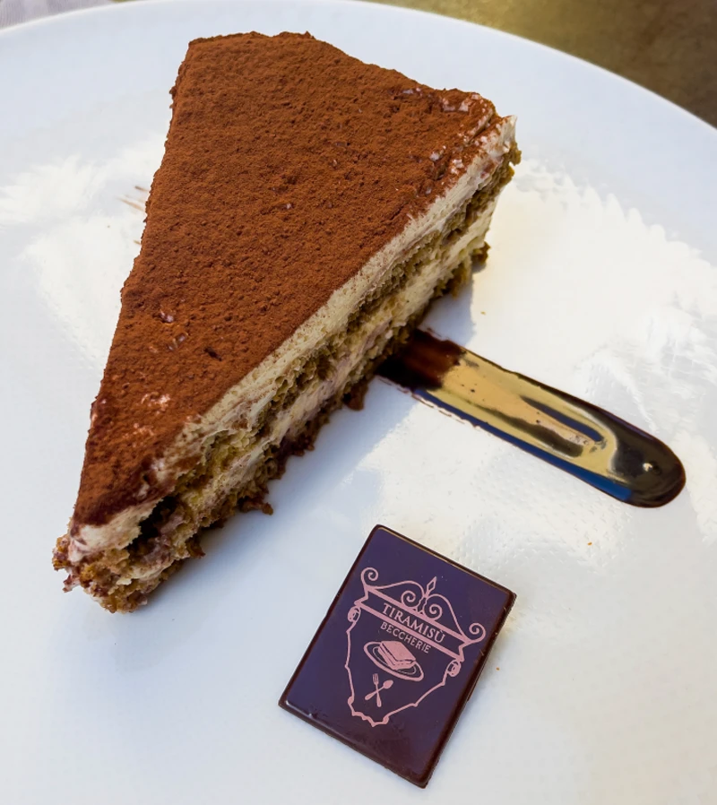 L’originale Tiramisù de Le Beccherie servito nel piatto, tappa imperdibile durante la visita a Treviso