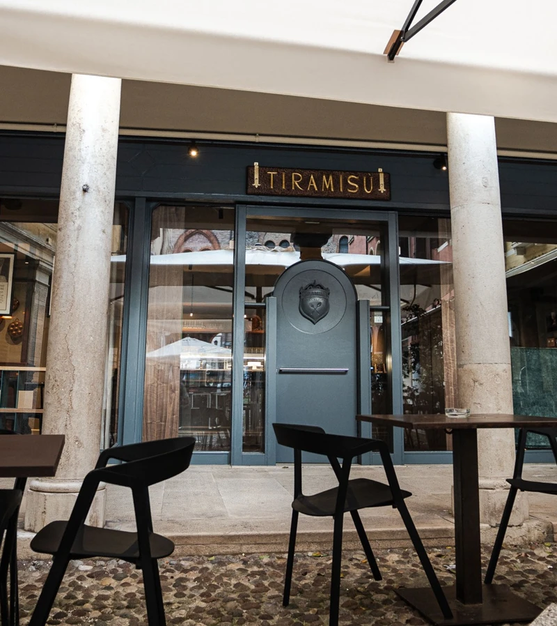 Ingresso storico del ristorante Le Beccherie in Piazza Ancillotto, nel cuore del centro storico di Treviso