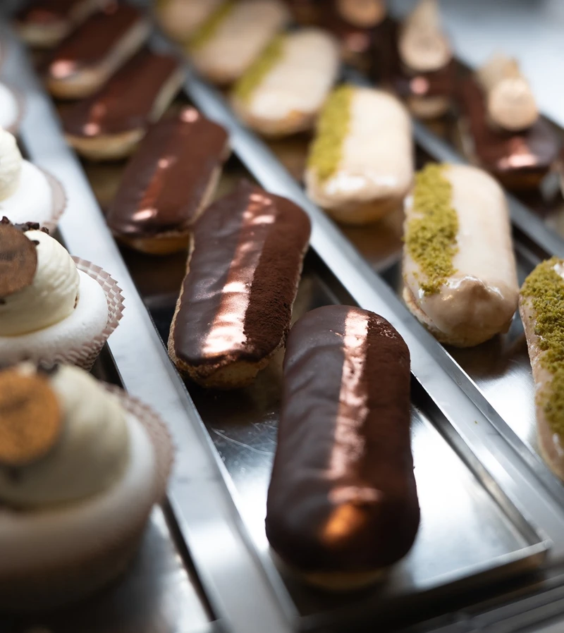 Selezione di dolci artigianali e varianti del Tiramisù nel banco del ristorante Le Beccherie