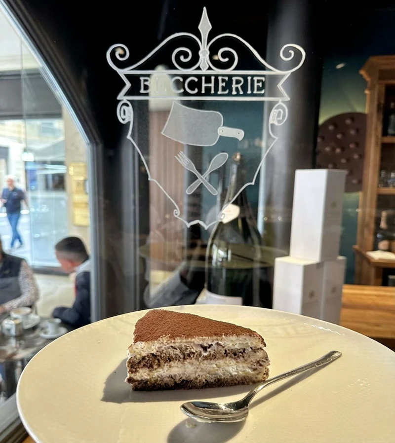Il Tiramisù originale de Le Beccherie servito nella sala storica del ristorante a Treviso