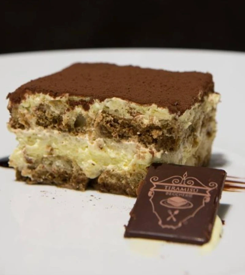 Primo piano del vero Tiramesù di Treviso con crema al mascarpone e spolverata di cacao amaro